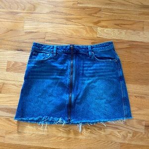 Front-zip mini jean skirt